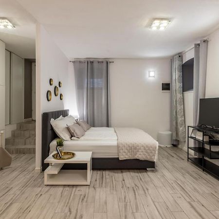 Apartments And Rooms Villa Lina สปลิท ภายนอก รูปภาพ