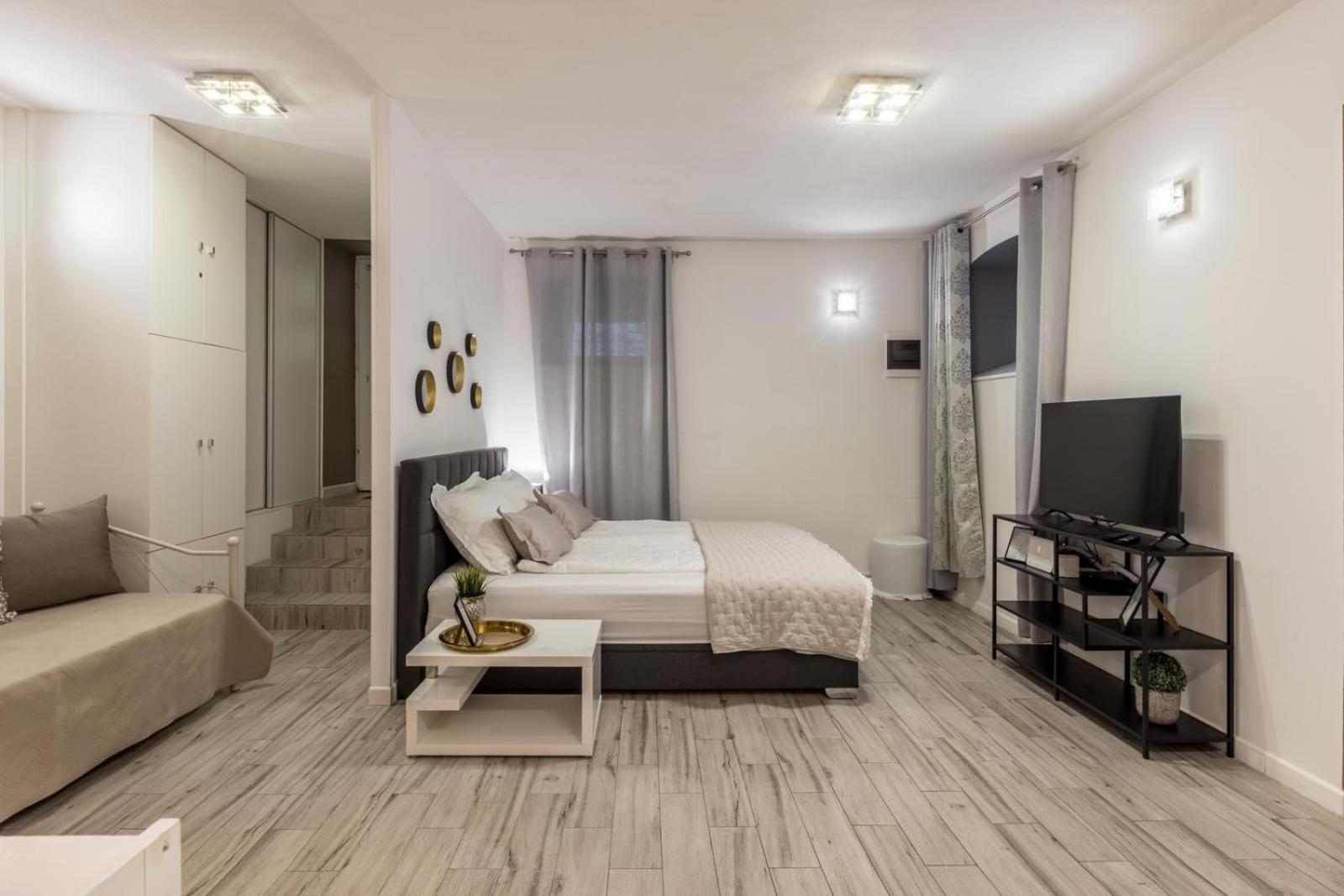Apartments And Rooms Villa Lina สปลิท ภายนอก รูปภาพ