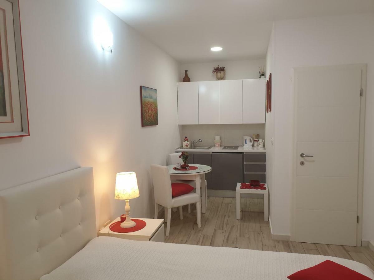 Apartments And Rooms Villa Lina สปลิท ภายนอก รูปภาพ