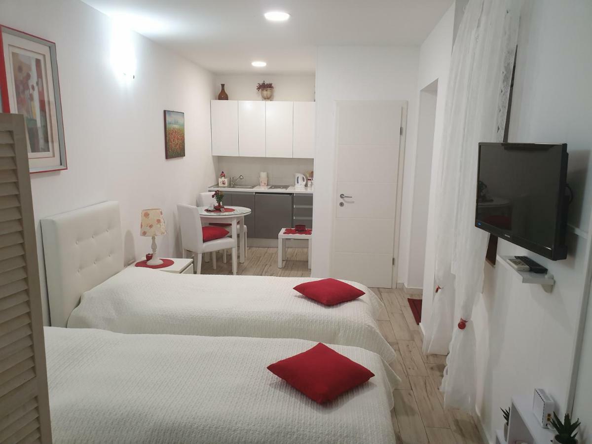 Apartments And Rooms Villa Lina สปลิท ภายนอก รูปภาพ