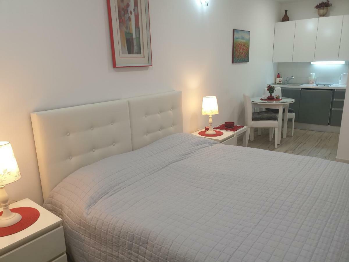 Apartments And Rooms Villa Lina สปลิท ภายนอก รูปภาพ